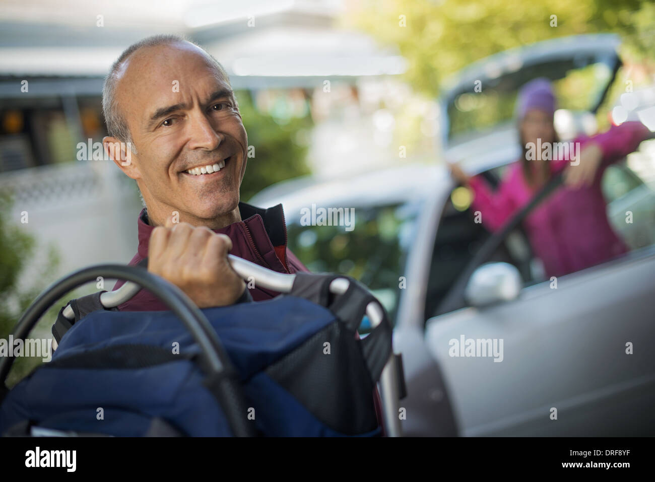 New York Staat USA Mann mit Tasche und Frau, die durch offene Autotür Stockfoto