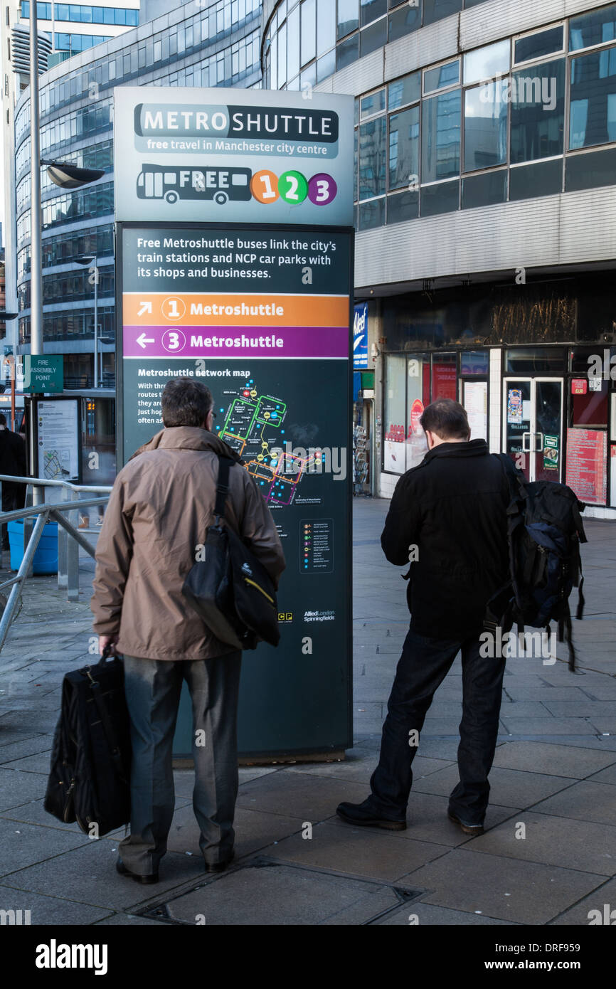 Bahnhof Approach  Anzeichen für Metro-Shuttle-Busse, Destinationen, Routen und Orte am Piccadilly, Manchester, UK, Europa, EU Stockfoto