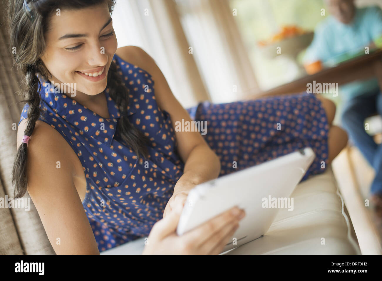 New York State USA junge Frau im traditionellen Haus elektronische tablet Stockfoto