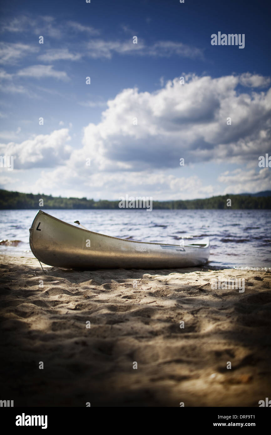USA-Kanu-Boot am Ufer des Sees oder Flusses gestrandet Stockfoto
