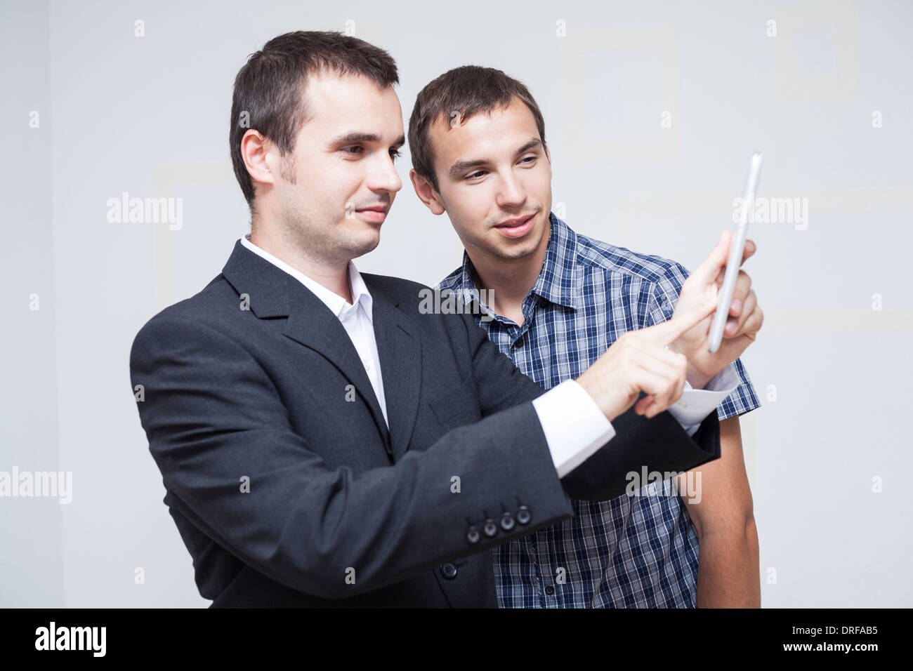 Zwei Lächelnde Geschäftsleute digitale Tablet zu betrachten. Stockfoto