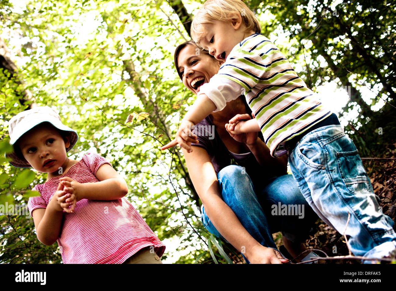 Mutter und Kinder im Wald, mit Spaß, Bayern, Deutschland Stockfoto