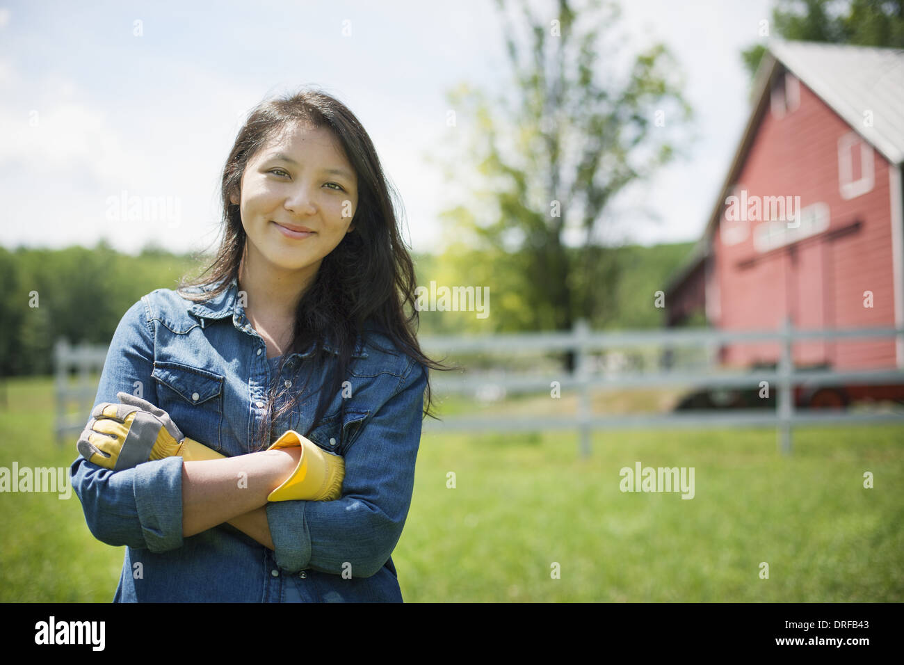 Woodstock, New York USA junge Frau auf traditionellen Bauernhof in Landschaft Stockfoto