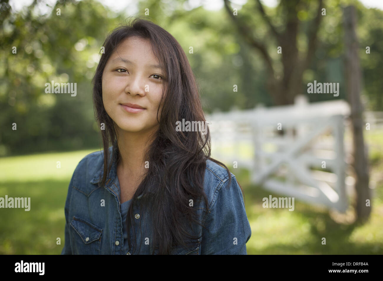Woodstock, New York USA junge Frau auf traditionellen Bauernhof auf dem Lande Stockfoto