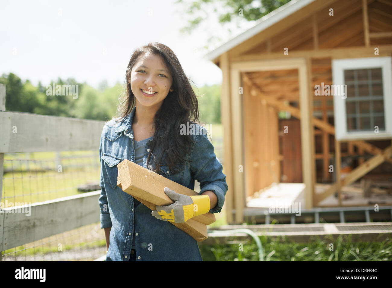 Woodstock, New York USA junge Frau auf traditionellen Bauernhof auf dem Lande Stockfoto
