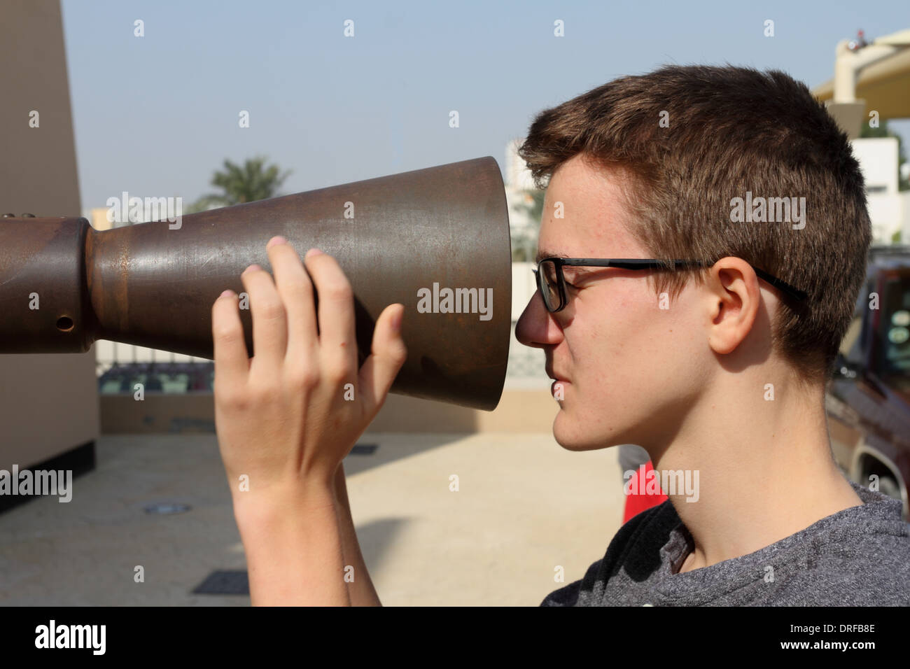 Teenager auf der Suche den Lauf einer Artillerie Stück, Militärmuseum, Königreich von Bahrain Stockfoto