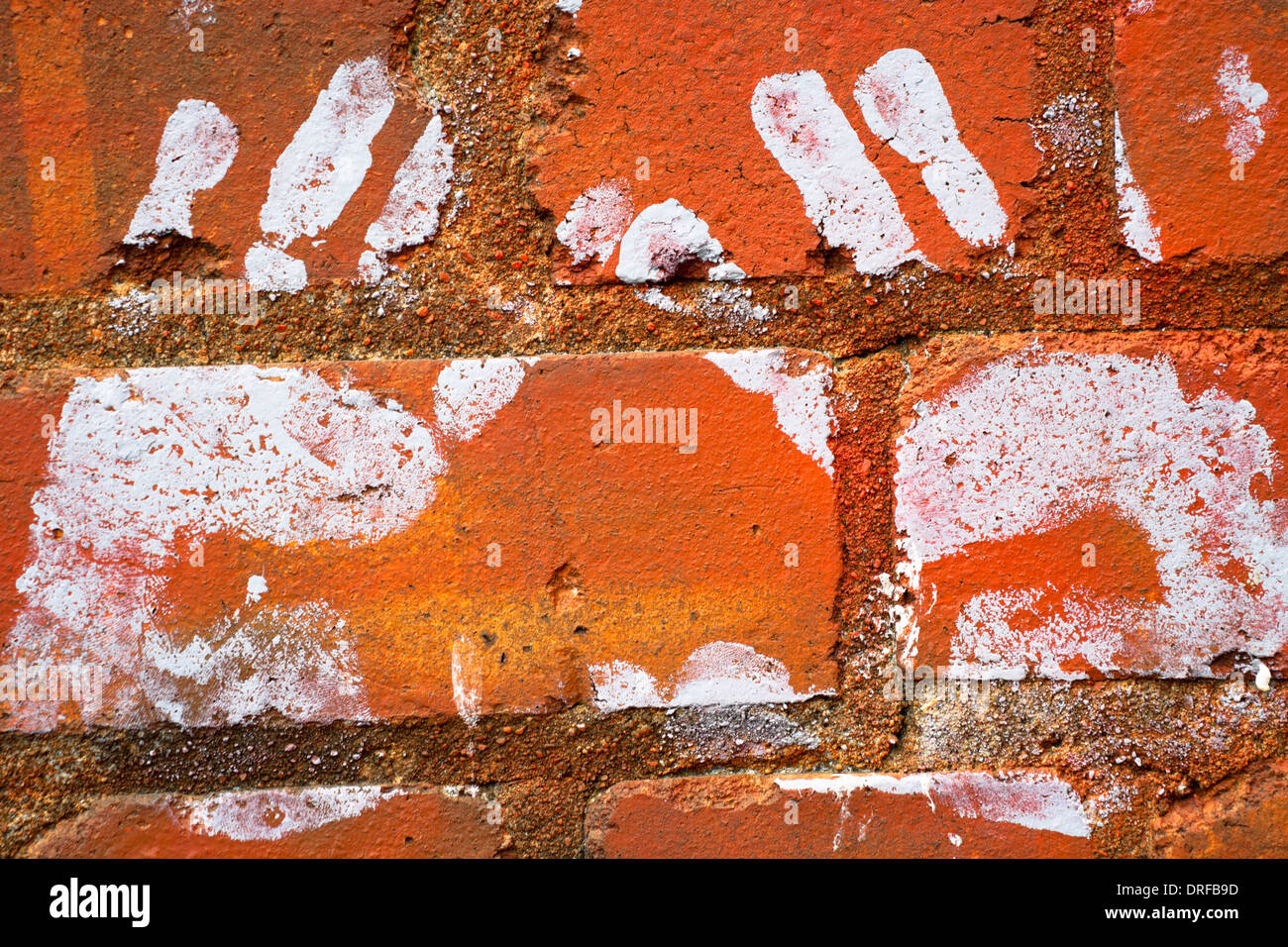 Nahaufnahme von Handabdrücke auf Ziegel Wand. Stockfoto