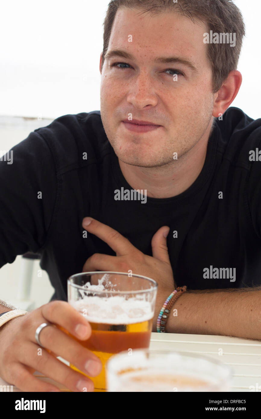 Nahaufnahme eines jungen Mannes mit Glas Bier. Stockfoto
