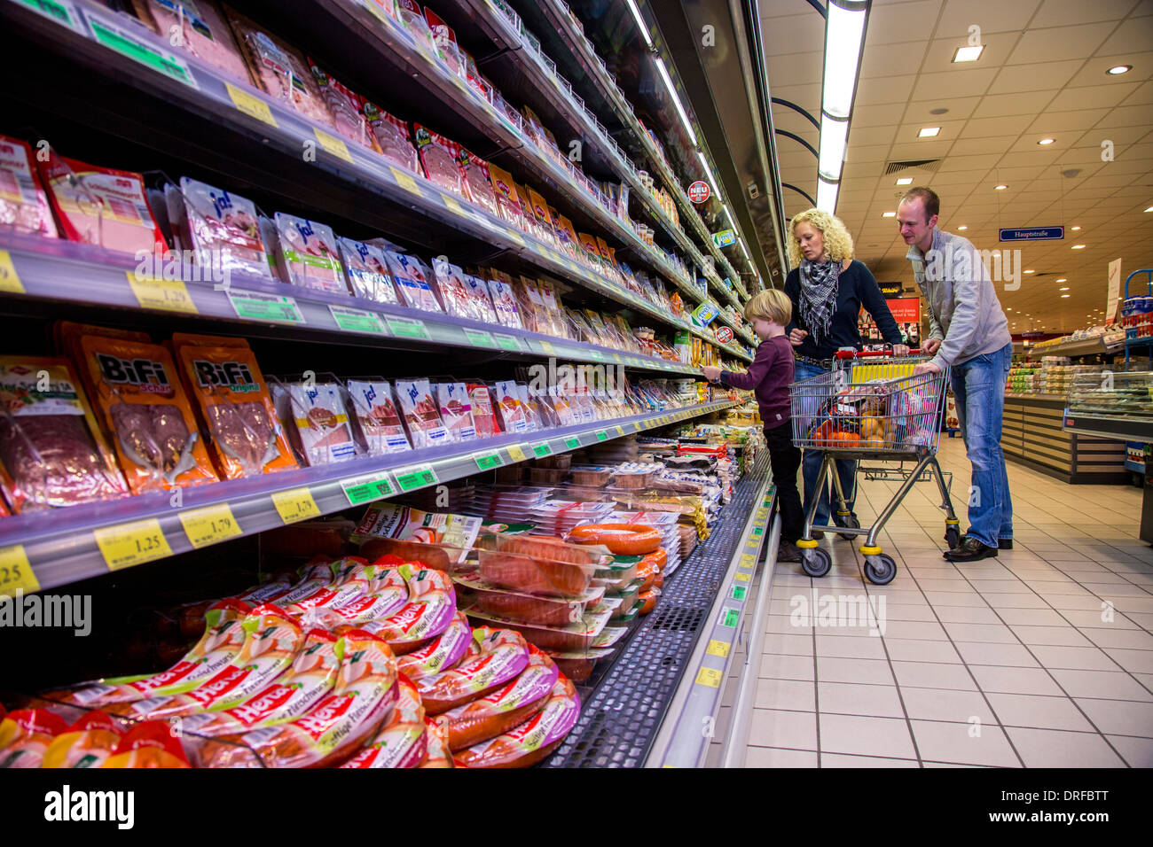 Junge Familie in einem Supermarkt einkaufen. Stockfoto