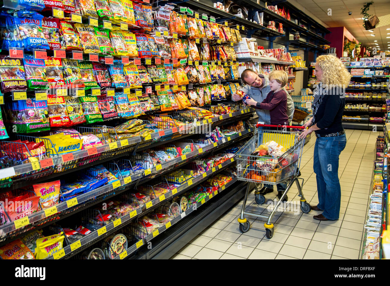 Junge Familie in einem Supermarkt einkaufen. Stockfoto