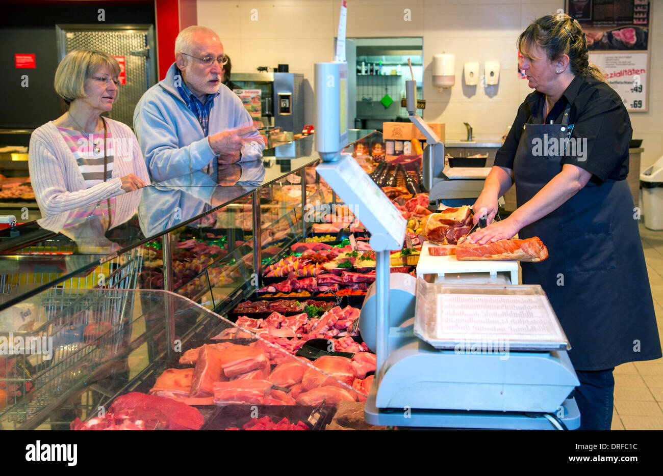 Älteres Ehepaar kauft in einem Supermarkt. Fleisch- und Wurstwaren-Abteilung. Stockfoto