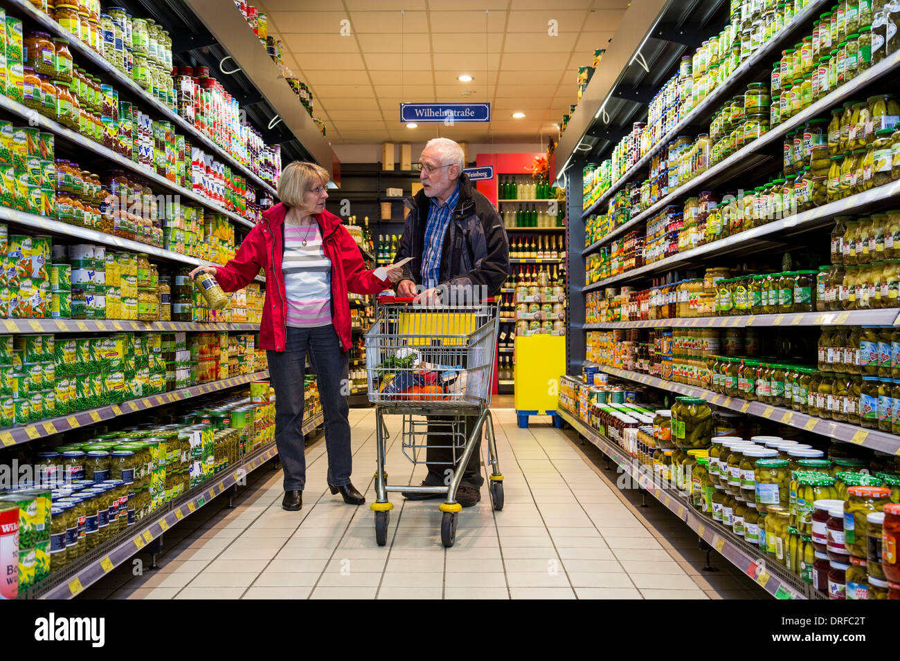 Älteres Ehepaar kauft in einem Supermarkt. Stockfoto