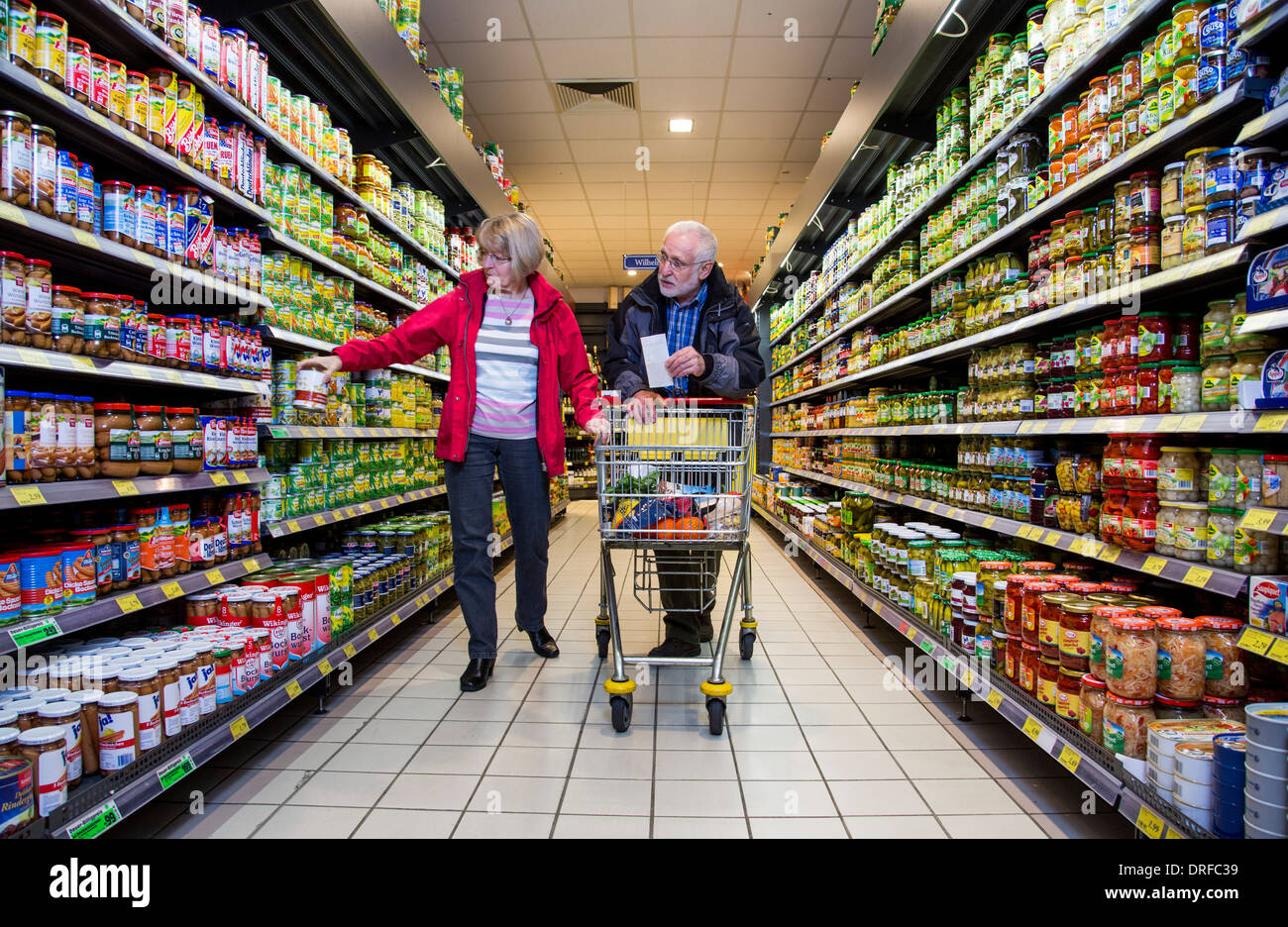 Älteres Ehepaar kauft in einem Supermarkt. Stockfoto