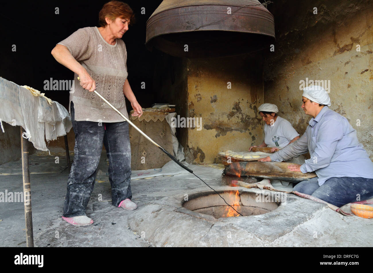 Traditionelle armenische Brotbacken (Lavash) in Goris Bäckerei, Armenien Stockfoto