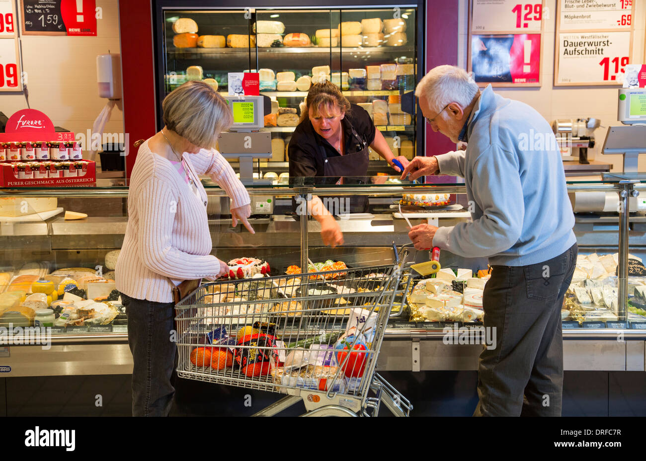 Älteres Ehepaar kauft in einem Supermarkt. Käse-Abteilung. Stockfoto