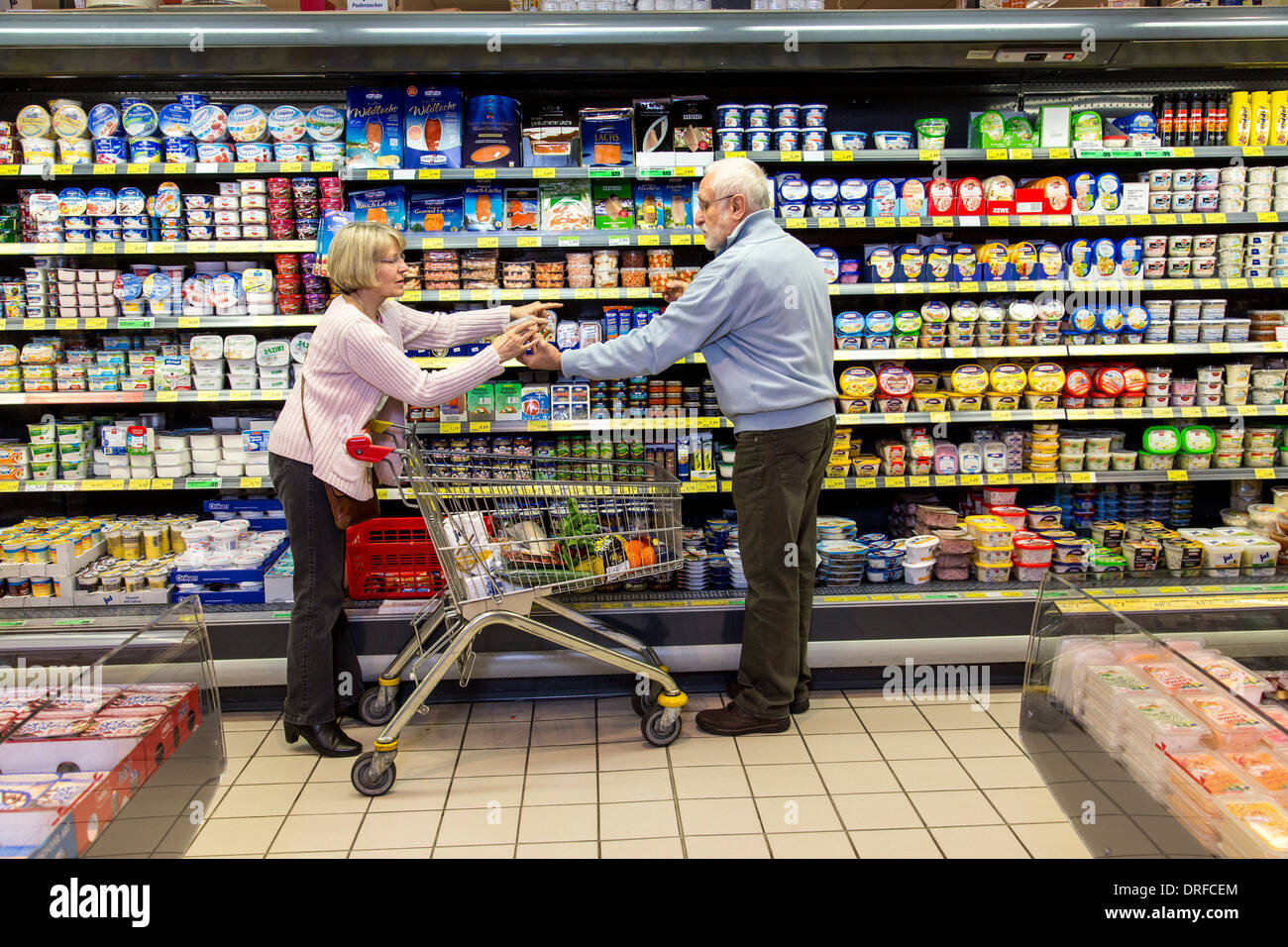 Älteres Ehepaar kauft in einem Supermarkt. Stockfoto