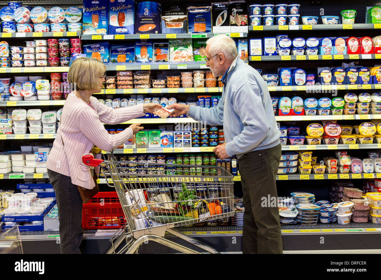 Älteres Ehepaar kauft in einem Supermarkt. Stockfoto