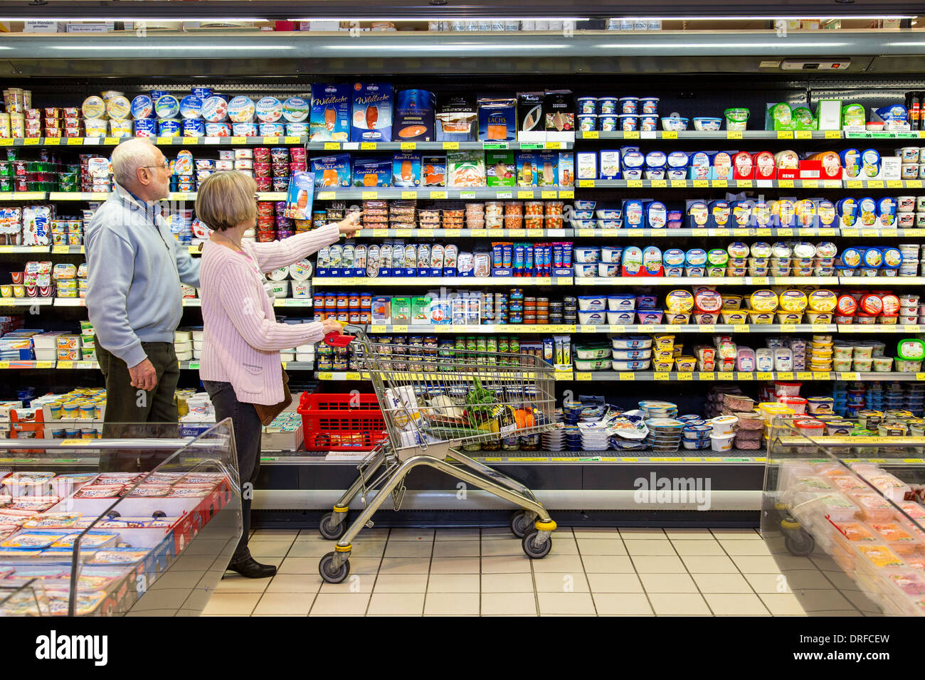 Älteres Ehepaar kauft in einem Supermarkt. Stockfoto