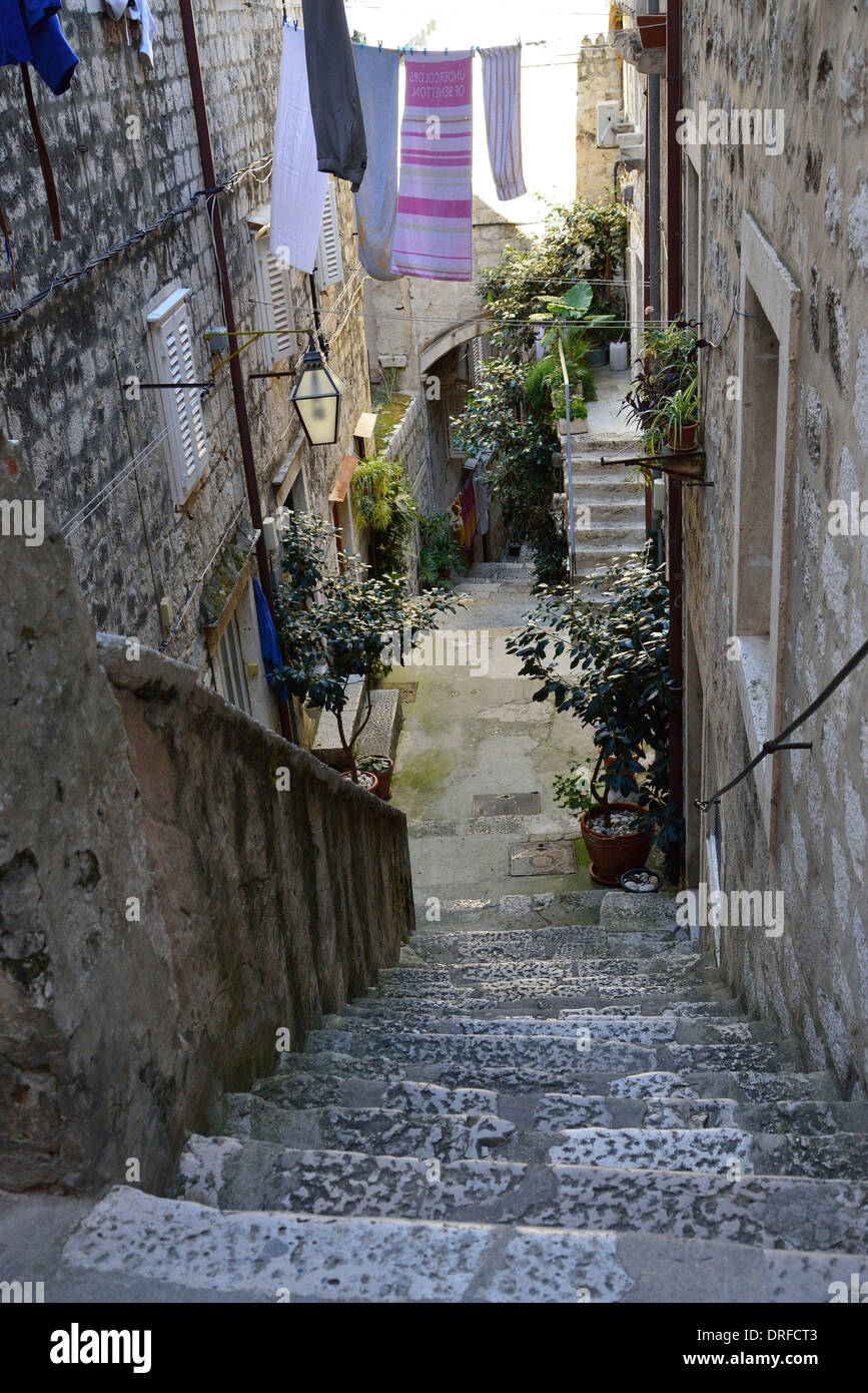 Verknüpfung von Durchgang innerhalb der ummauerten Stadt Dubrovnik zeigt Zugänge zu Eigentum und die Tücher trocknen Stockfoto