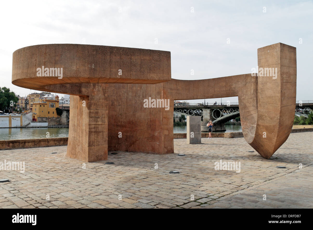 La Tolerancia Skulptur oder "Monument der Toleranz" Muelle De La Sal, Sevilla (Sevilla), Andalusien, Spanien. Stockfoto