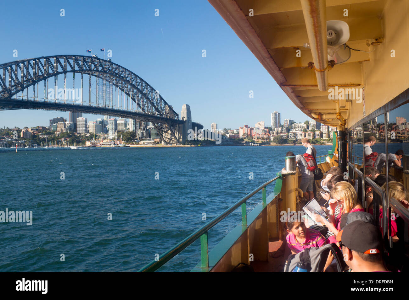 Passagiere an Deck der Fähre Circular Quay, Sydney Harbour Bridge Sydney New South Wales NSW Australia vorbei verlassen Stockfoto