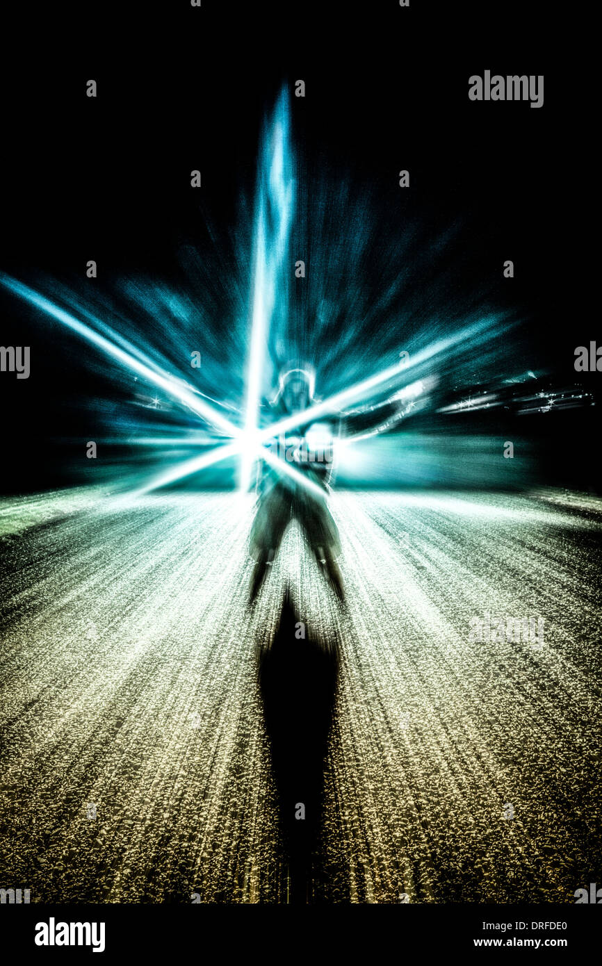 Abstrakte Foto eines Mannes und Lichteffekte auf dunklem Hintergrund Stockfoto