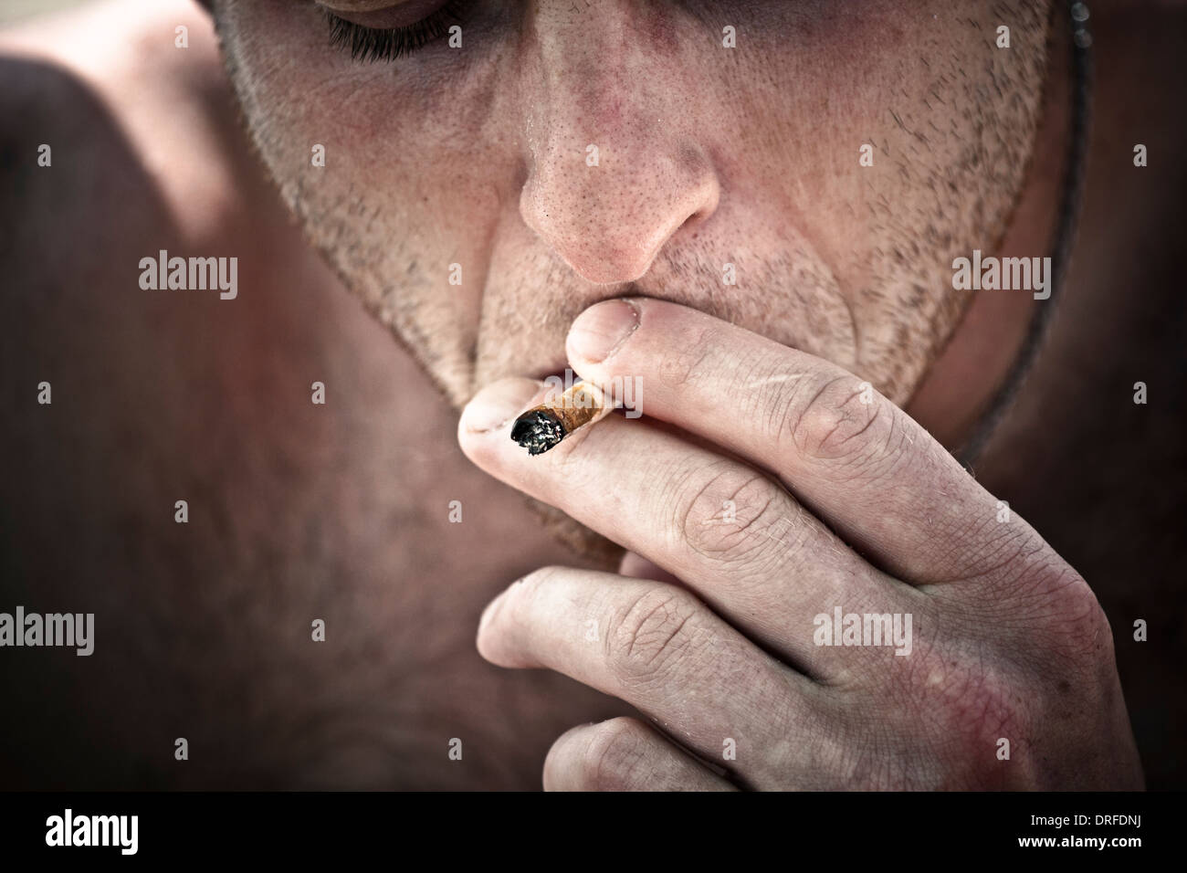 Der junge Mann Rauchen Haschisch gemeinsame hautnah. Stockfoto