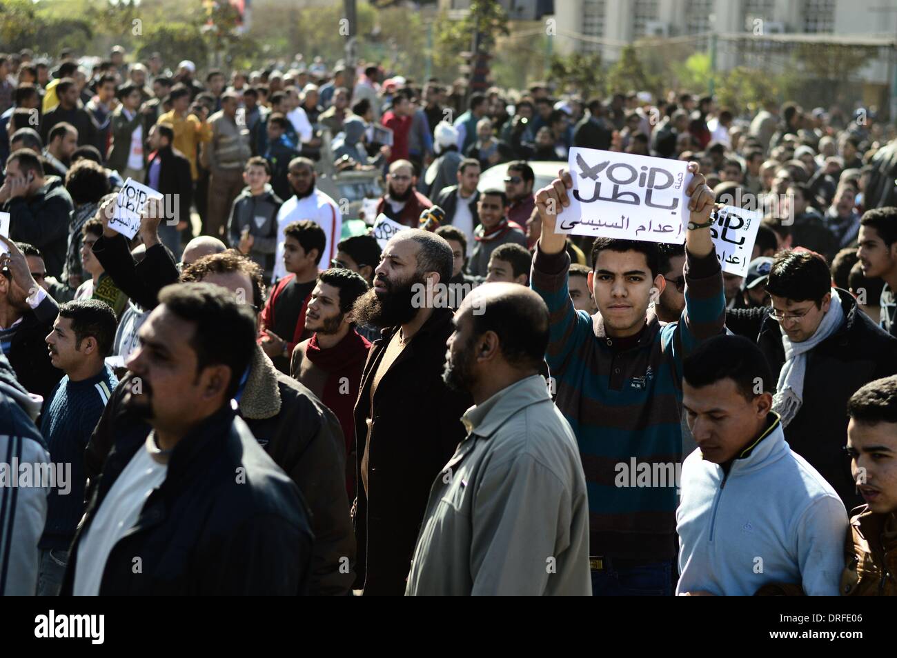 Kairo, Ägypten. 24. Januar 2014. Pro-Morsy und Anti-Putsch Demonstranten inszeniert Rallye in Nasr City am Tag vor dem Jahrestag des 25. Januar-Revolution nach dem Freitagsgebet, Cairo. 24. Januar 2014. Bildnachweis: Mahmoud Shahin/NurPhoto/ZUMAPRESS.com/Alamy Live-Nachrichten Stockfoto