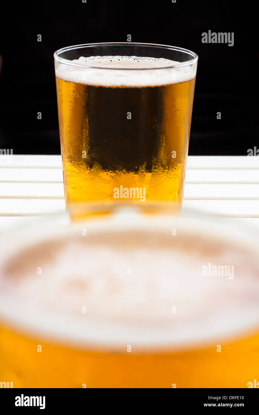 Nahaufnahme von frischen Glas Bier am Tisch. Stockfoto