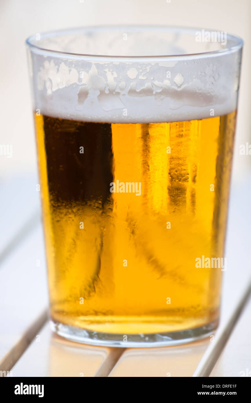 Nahaufnahme von Glas frisches Bier auf den Tisch. Stockfoto