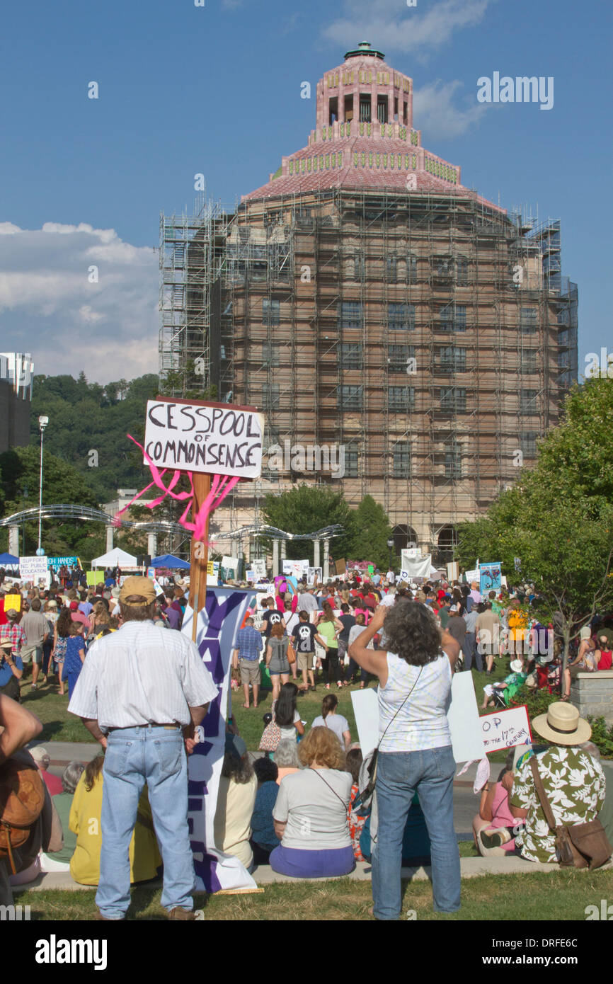 Asheville, North Carolina, USA - August 5, 2013: politische Kundgebung gegen North Carolina gop Politik und Gesetzgebung Stockfoto