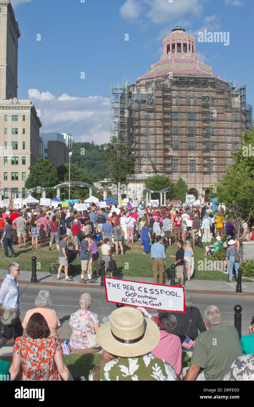 Asheville, North Carolina, USA - August 5,2013: politische Kundgebung gegen North Carolina gop Politik und Gesetzgebung Stockfoto