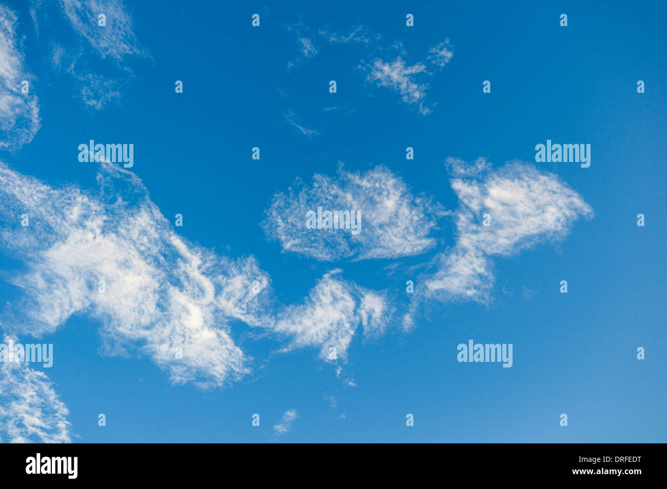 Weiße Wolkenfetzen gegen einen azurblauen Himmel Colorado Stockfoto