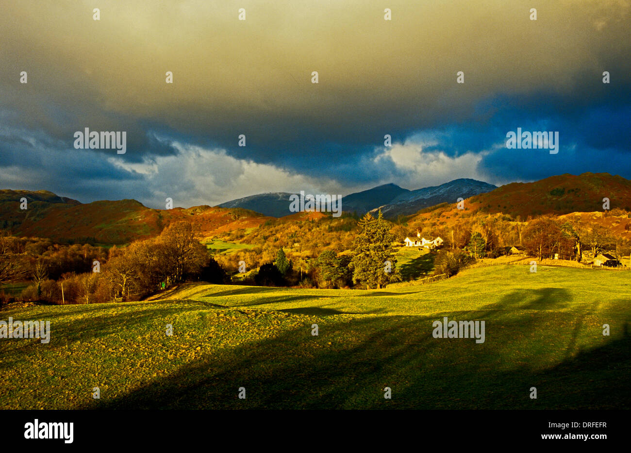 Stürmische späten Abendlicht im Lake District mit Blick über die offene Landschaft in Richtung fernen Berge. Stockfoto