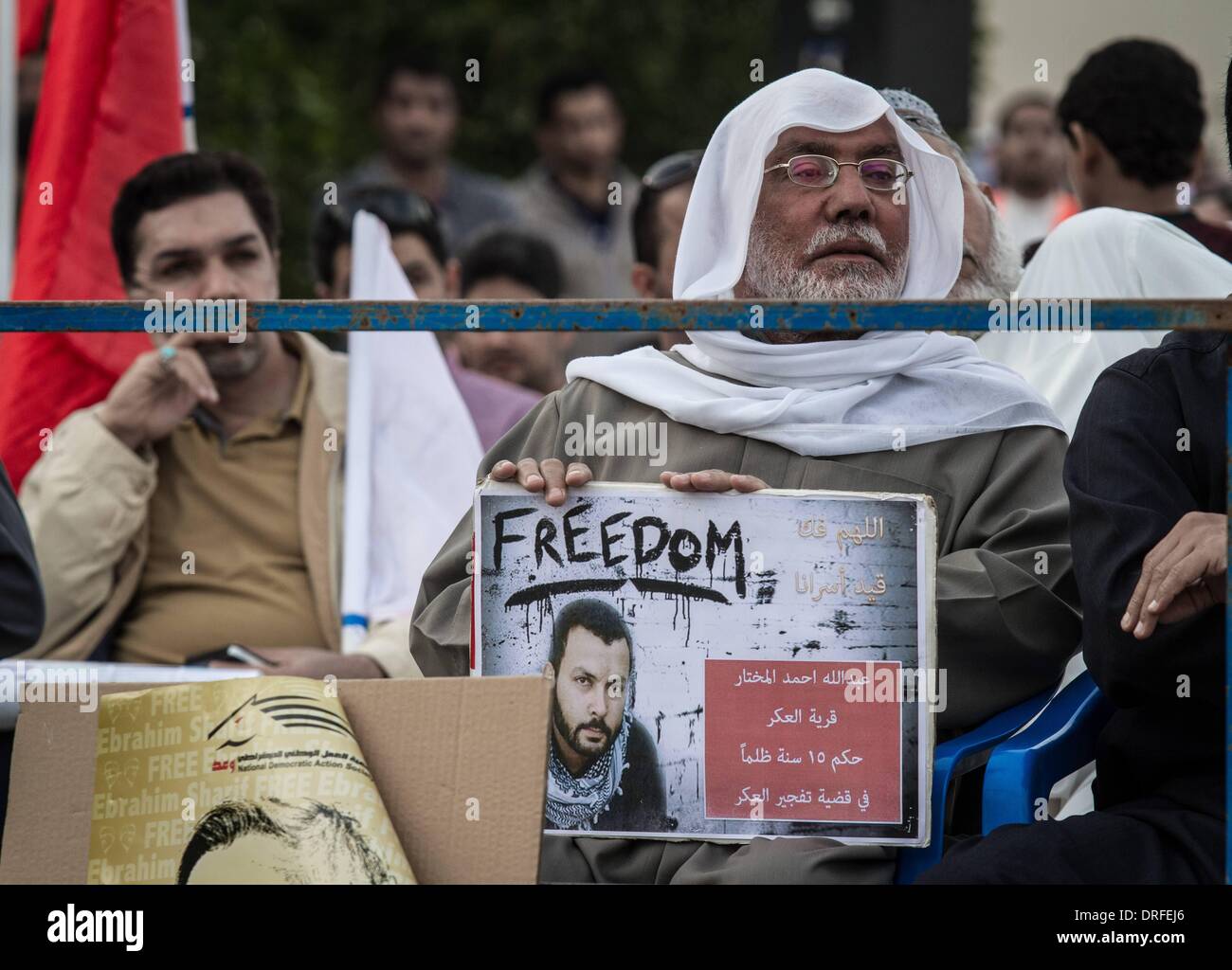Sitra, Bahrain. 24. Januar 2014. am 24. Januar 2014 veröffentlichen Opposition Sit-in in Sitra Dorf mit Titel Bürger jedenfalls Anti-Regierungs-Demonstranten Slogans fordern für Demokratie und Freiheit, hob alle politischen Demonstranten und den politisch Verantwortlichen. Bildnachweis: Ahmed Alfardan/NurPhoto/ZUMAPRESS.com/Alamy Live-Nachrichten Stockfoto