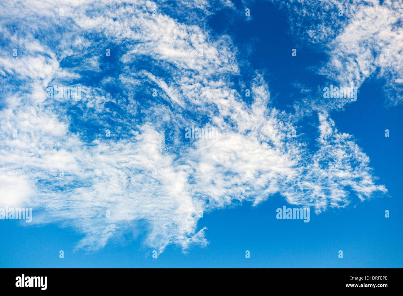 Weiße Wolkenfetzen gegen einen azurblauen Himmel Colorado Stockfoto