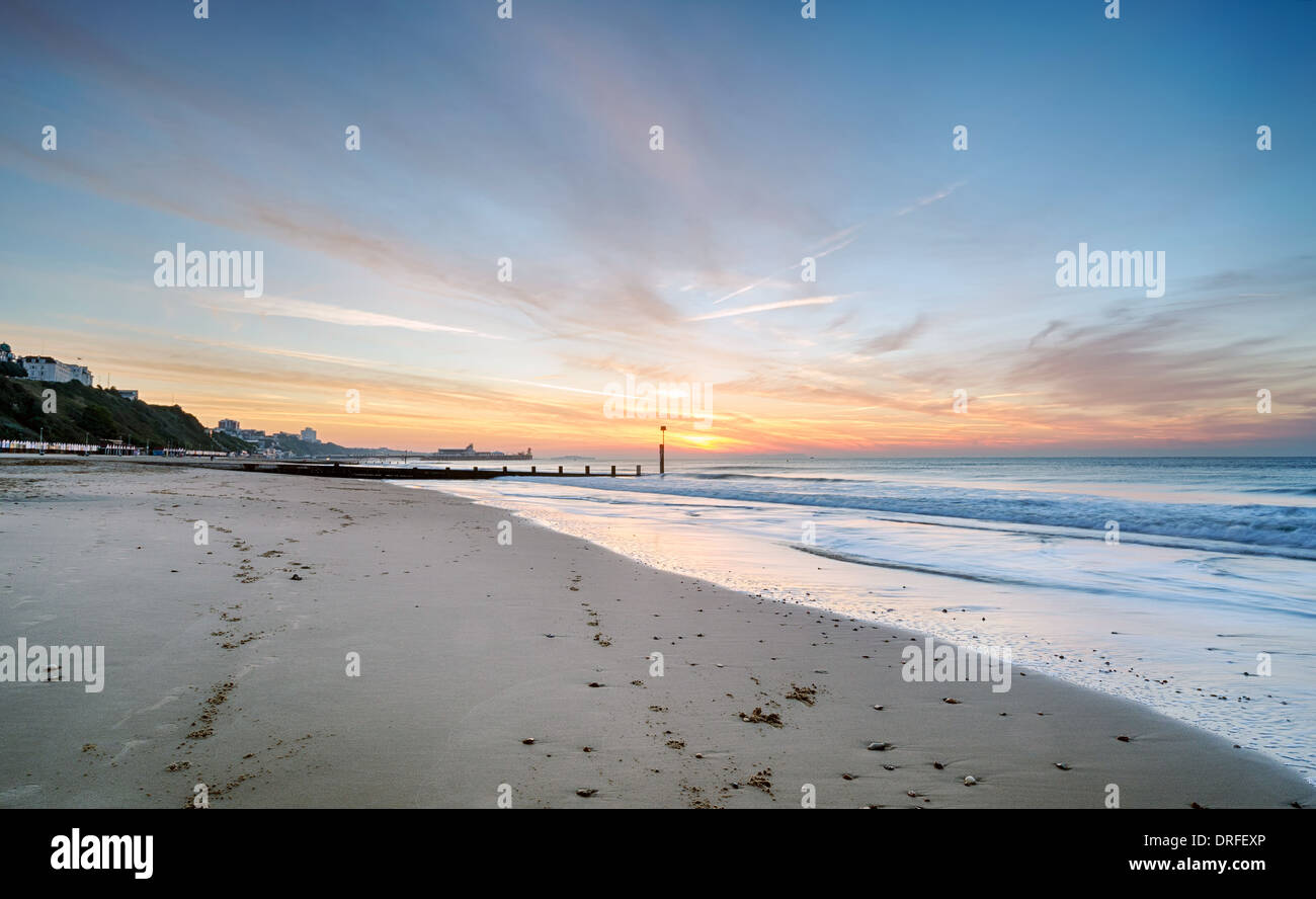 Sonnenaufgang am Durley Chine am Strand von Bournemouth mit dem Pier in der Ferne Stockfoto