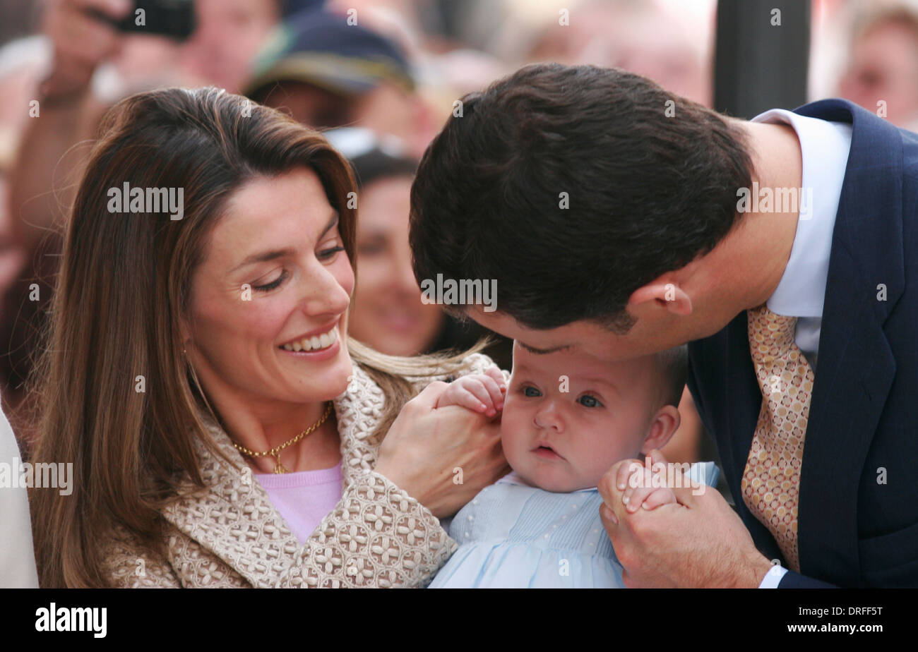 Spaniens königliche Prinzessin Letizia und Prinz Felipe gesehen mit ihrer Enkelin in einem Ereignis auf der Insel Mallorca, Spanien Stockfoto