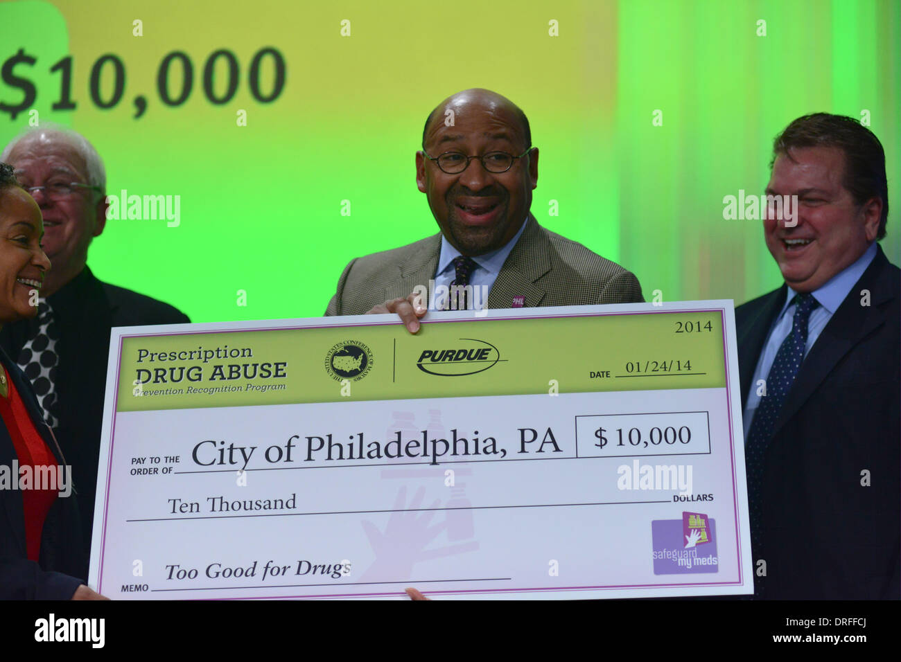 Washington, District Of Columbia, Vereinigte Staaten, USA. 24. Januar 2014. Philadelphias Bürgermeister MICHAEL NUTTER, findet eine Prüfung von Purdue Pharma Vergabe Philly für ihre verschreibungspflichtigen Medikamenten Missbrauch Anerkennung Präventionsprogramm. Das Ziel dieses Programms ist es, herausragende Bildungs-, öffentliches Bewusstsein und andere Initiativen, die das Problem der Medikamenten-Missbrauch und Missbrauch in Amerikas Städten zu Ehren. Die United States Conference of Mayors 82. Wintermeeting heute in der Hauptstadt geschlossen. Bildnachweis: Miguel Juarez Lugo/ZUMAPRESS.com/Alamy Live-Nachrichten Stockfoto