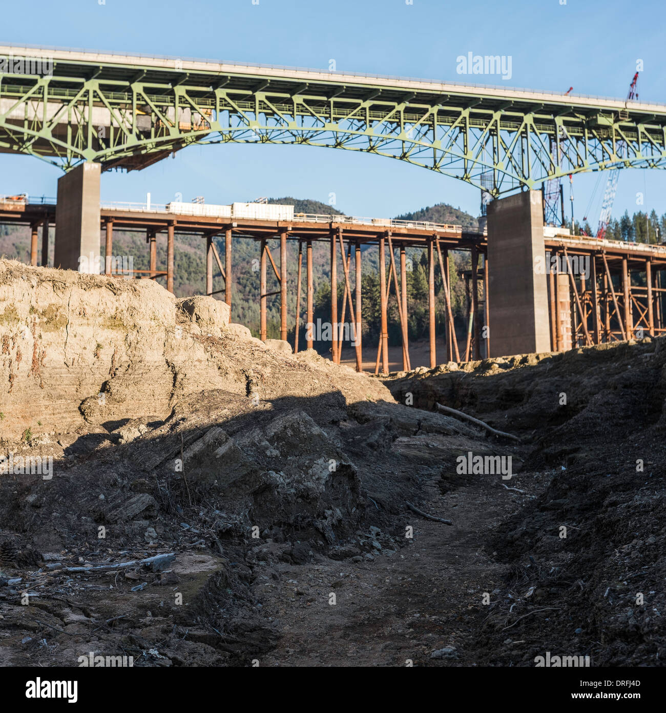 Extreme Trockenheit Kaliforniens i-5 über den Sacramento Hochwasserentlastung in Shasta Lake, Januar 2014 Stockfoto