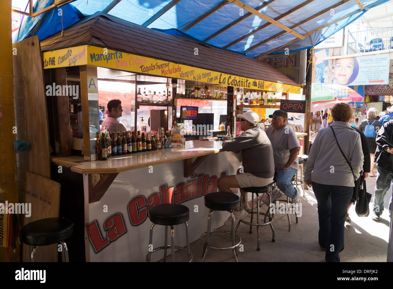 Bürgersteig-Bar geöffnet für Geschäft in Nuevo Progreso, Tamaulipas, Mexiko Stockfoto