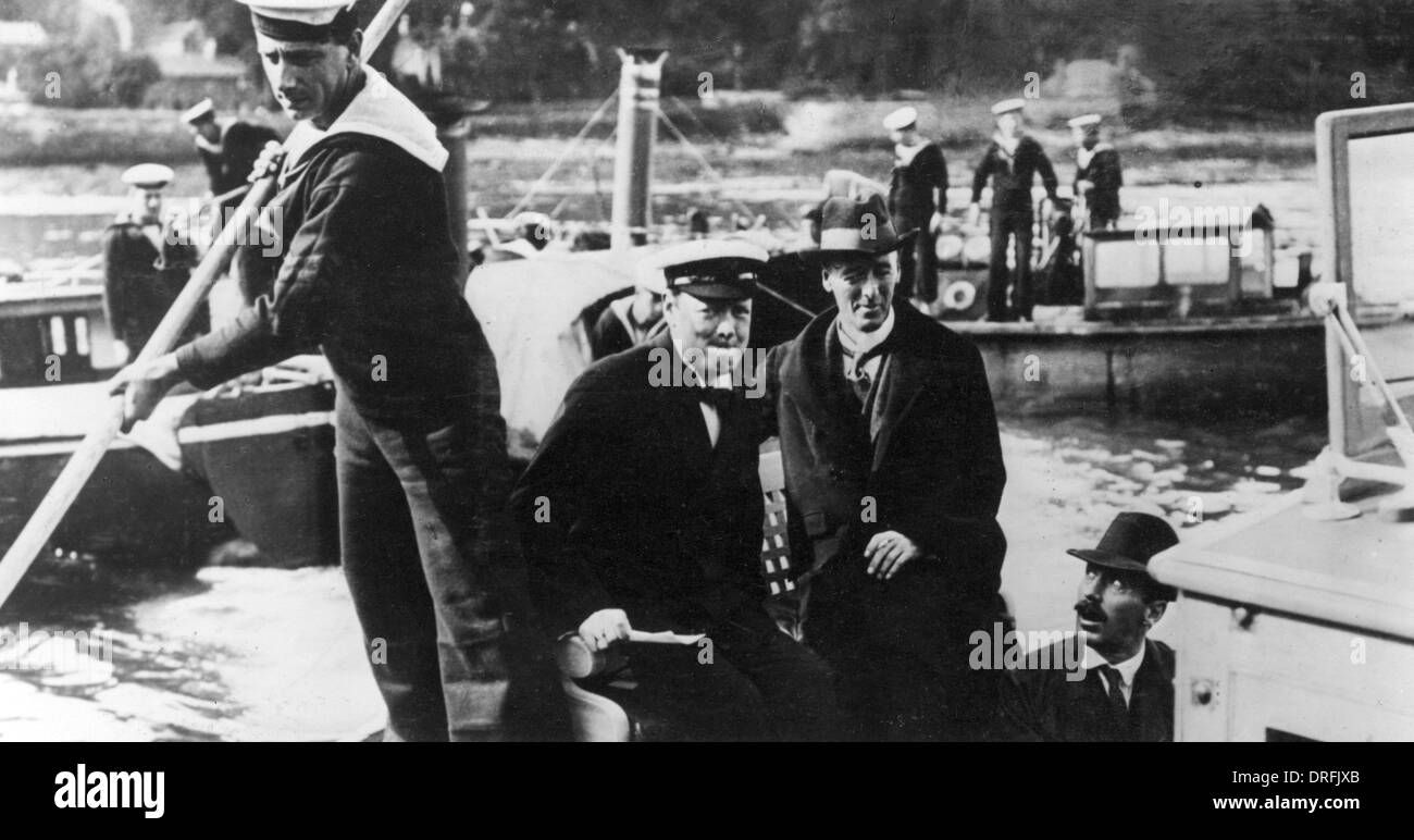 Winston Churchill bei einem Marine Besuch Stockfoto