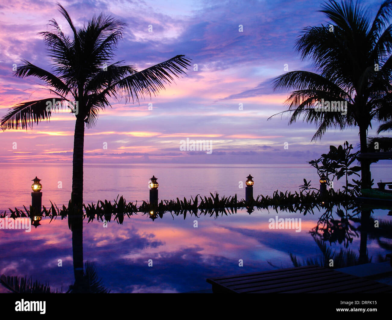farbenprächtigen Sonnenuntergang über der Andamanensee in Khao Lak, Thailand. aus einem unendlichen Pool anzeigen Stockfoto