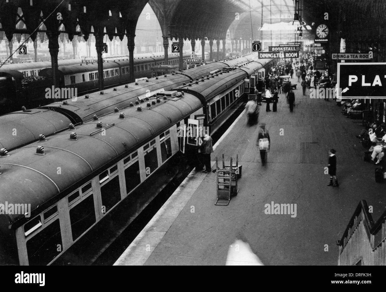 Zug am Bahnhof Paddington Stockfoto