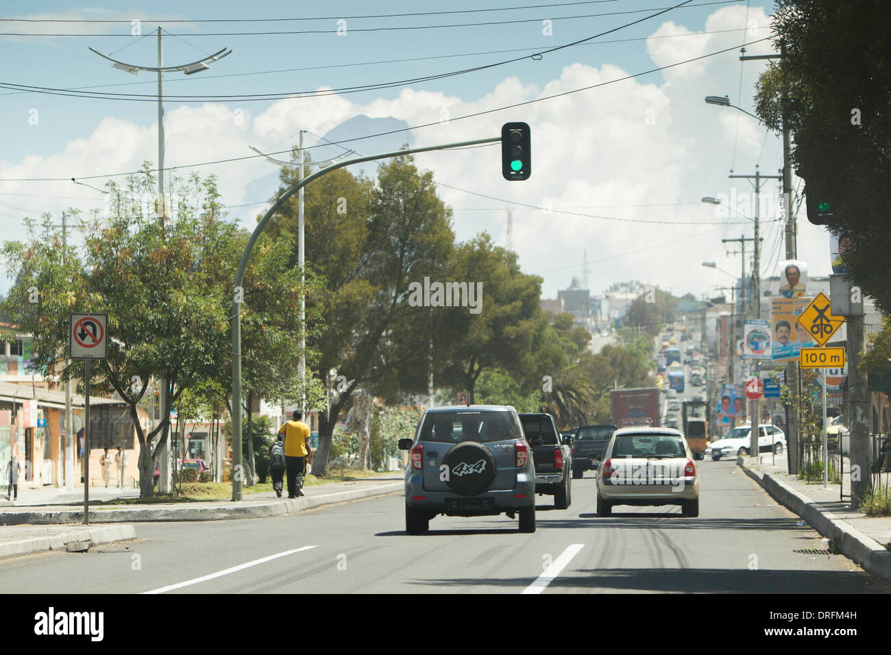 Avenida Del Rey Kings Avenue mit Tungurahua Vulkan im Hintergrund eine ständige Bedrohung für die Provinz mit dem gleichen Namen Stockfoto
