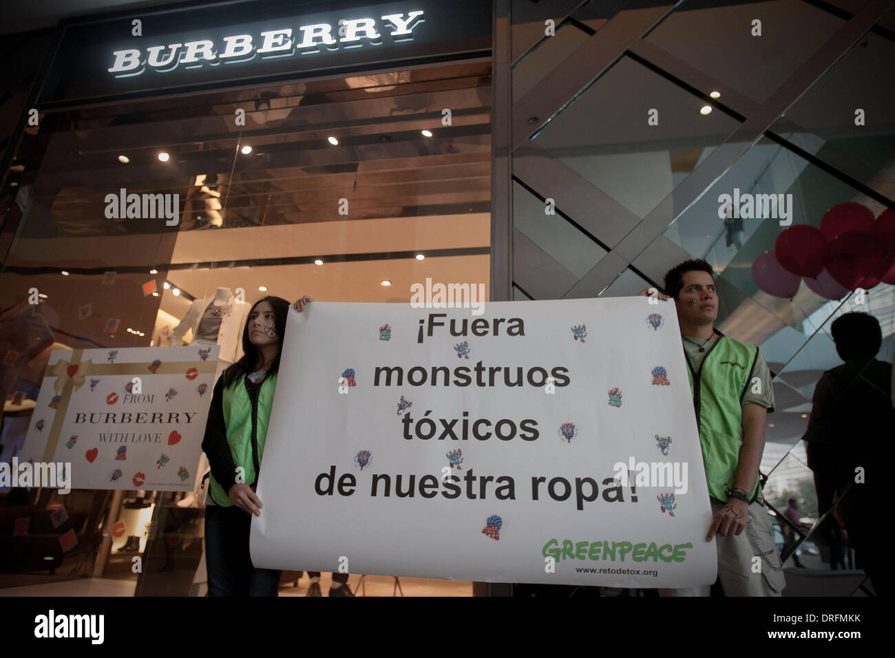 Mexico City, Mexiko. 24. Januar 2014. Aktivisten der Umweltorganisation Greenpeace-Protest vor einer Filiale der britischen Luxus Marke Burberry, fordern die Beseitigung chemischer Stoffe in ihren Produkten in Mexiko-Stadt, Hauptstadt von Mexiko, am 24. Januar 2014. Bildnachweis: Alejandro Ayala/Xinhua/Alamy Live-Nachrichten Stockfoto