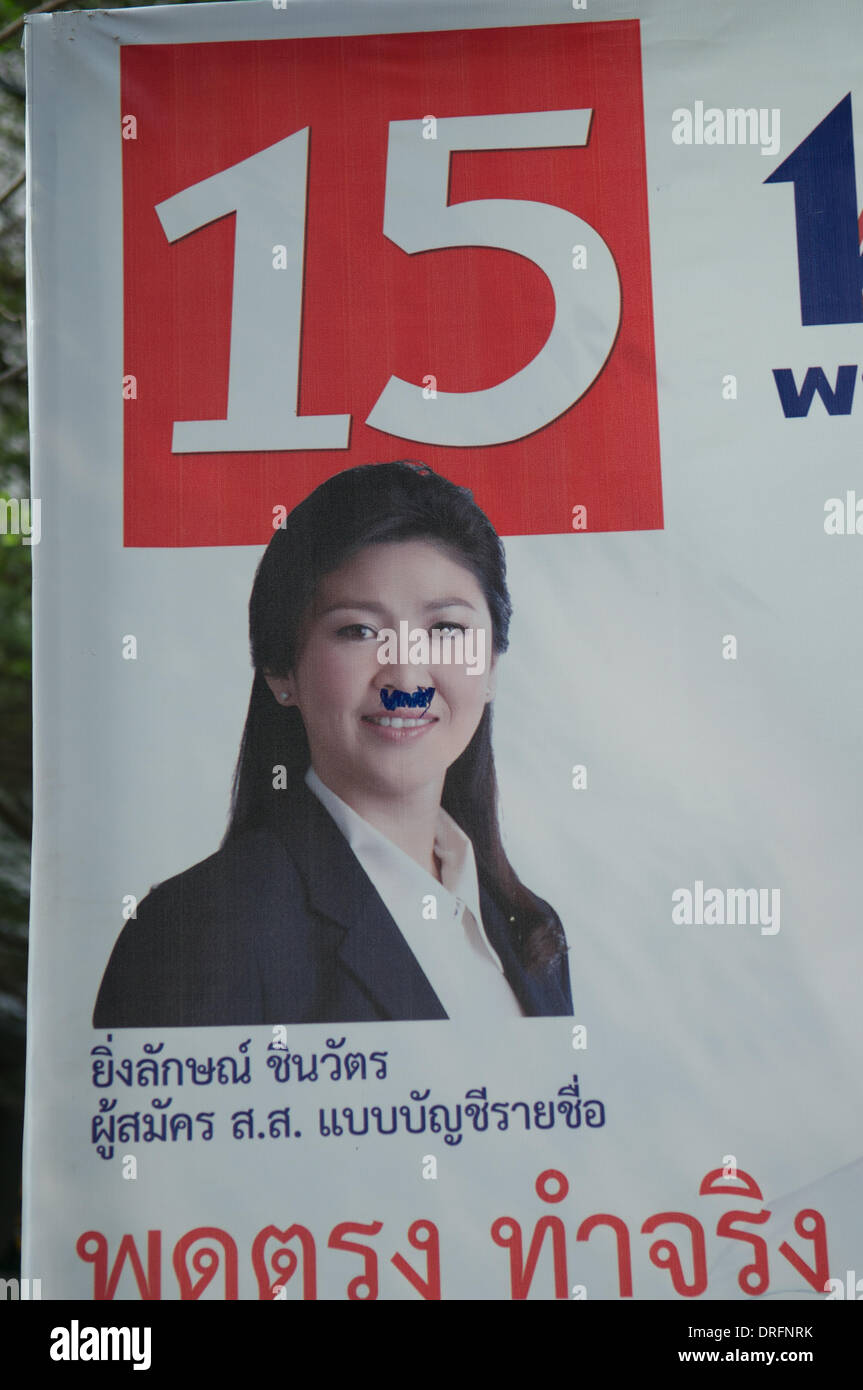 Bangkok, Thailand. 24. Januar 2014. Verunstaltete Yingluck Shinawatra Wahlplakat Darstellung Yingluck w / einen Hitler-Bart. Die thailändischen nationalen Wahlen sind für 2. Februar geplant. nach fast 3 Monaten protestieren gibt es immer noch Zehntausende von Demonstranten auf den Straßen von Bangkok fordern den Rücktritt von Ministerpräsident Thailands Yingluck Shinawatra. "Shutdown Bangkok" ist durch das Volk demokratische Reform Committee (Separatistischen) organisiert. Bildnachweis: Kraig Lieb / Alamy Live News Stockfoto