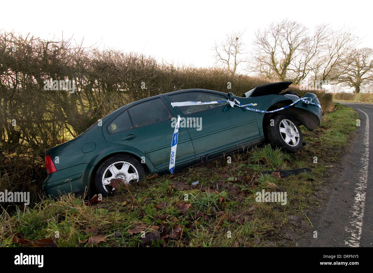 Rennstreckenareal Straße Straßen Backroads Blackice Glatteis eisigen Winter unbehandelt Polizei bewusst Band Schrott Versicherung schreiben o abgeschrieben Stockfoto