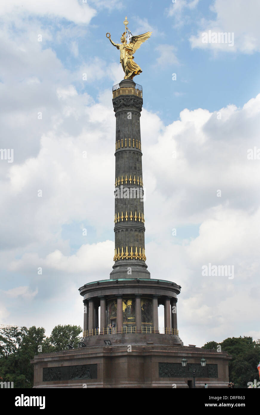 Blick auf die goldene Statue geflügelte Victoria, Berlin Stockfoto