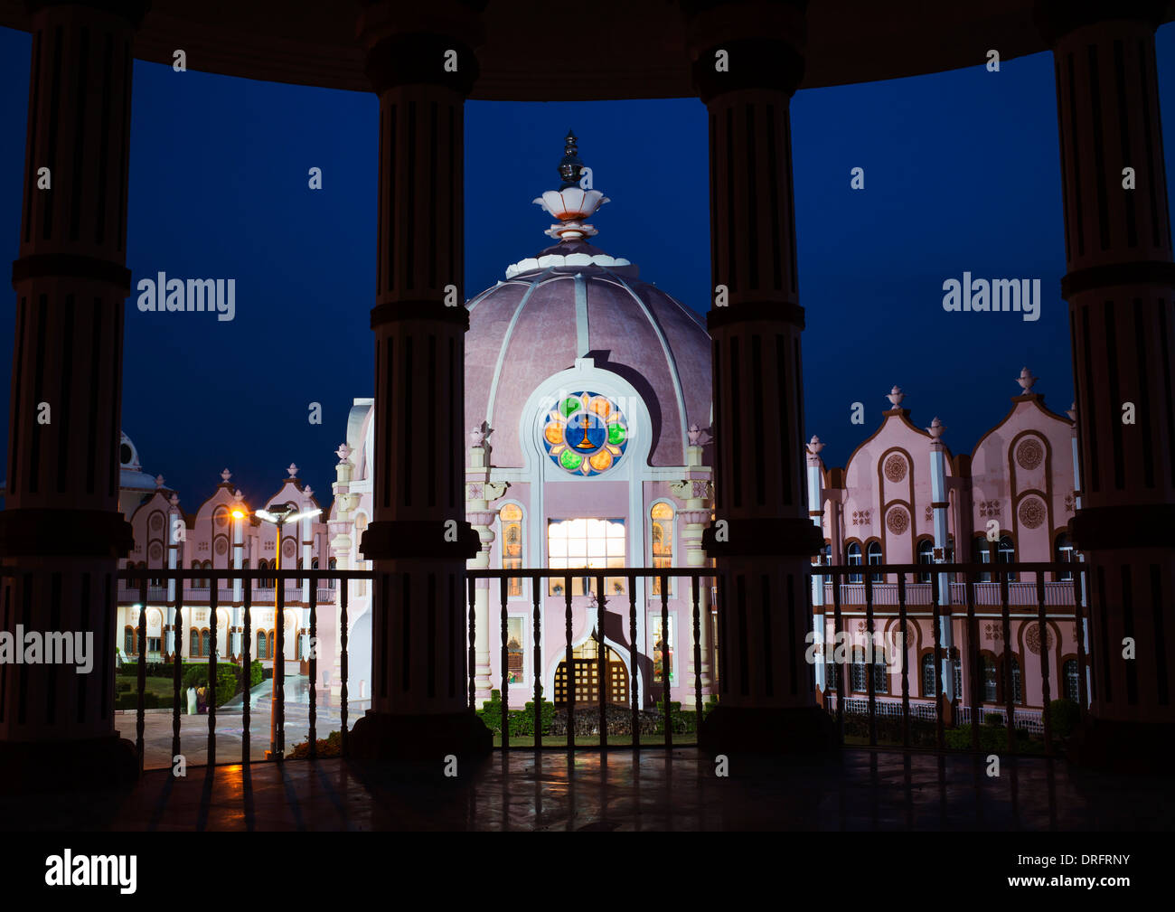 Sathya Sai Baba Super Spezialität Krankenhaus in der Nacht. Puttaparthi, Andhra Pradesh, Indien Stockfoto